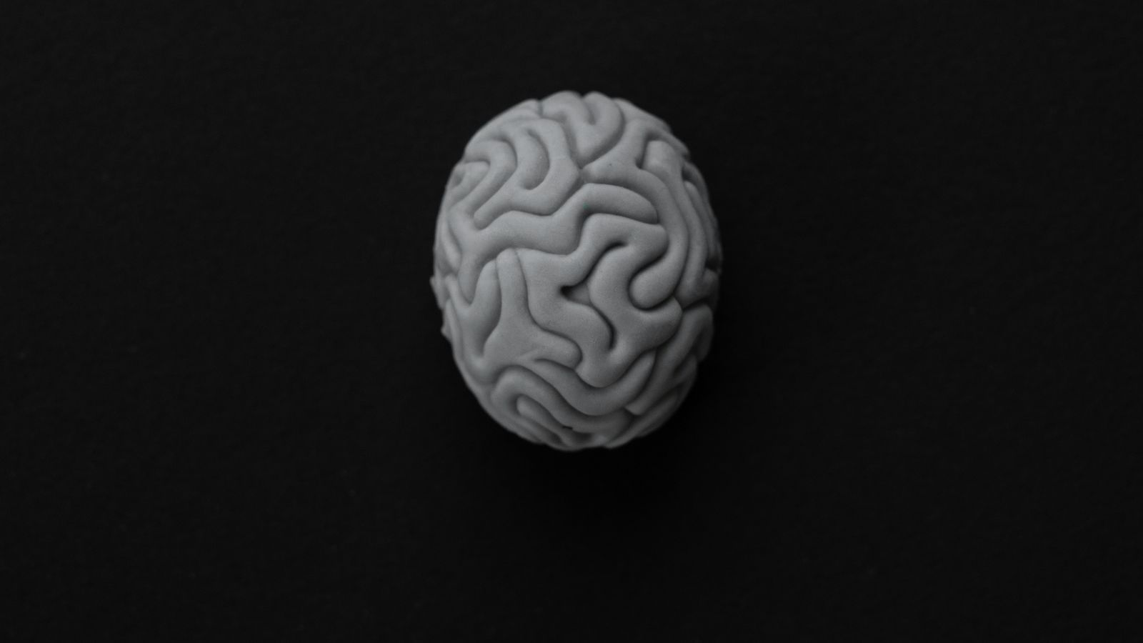 Représentation d'un cerveau humain sur fond sombre