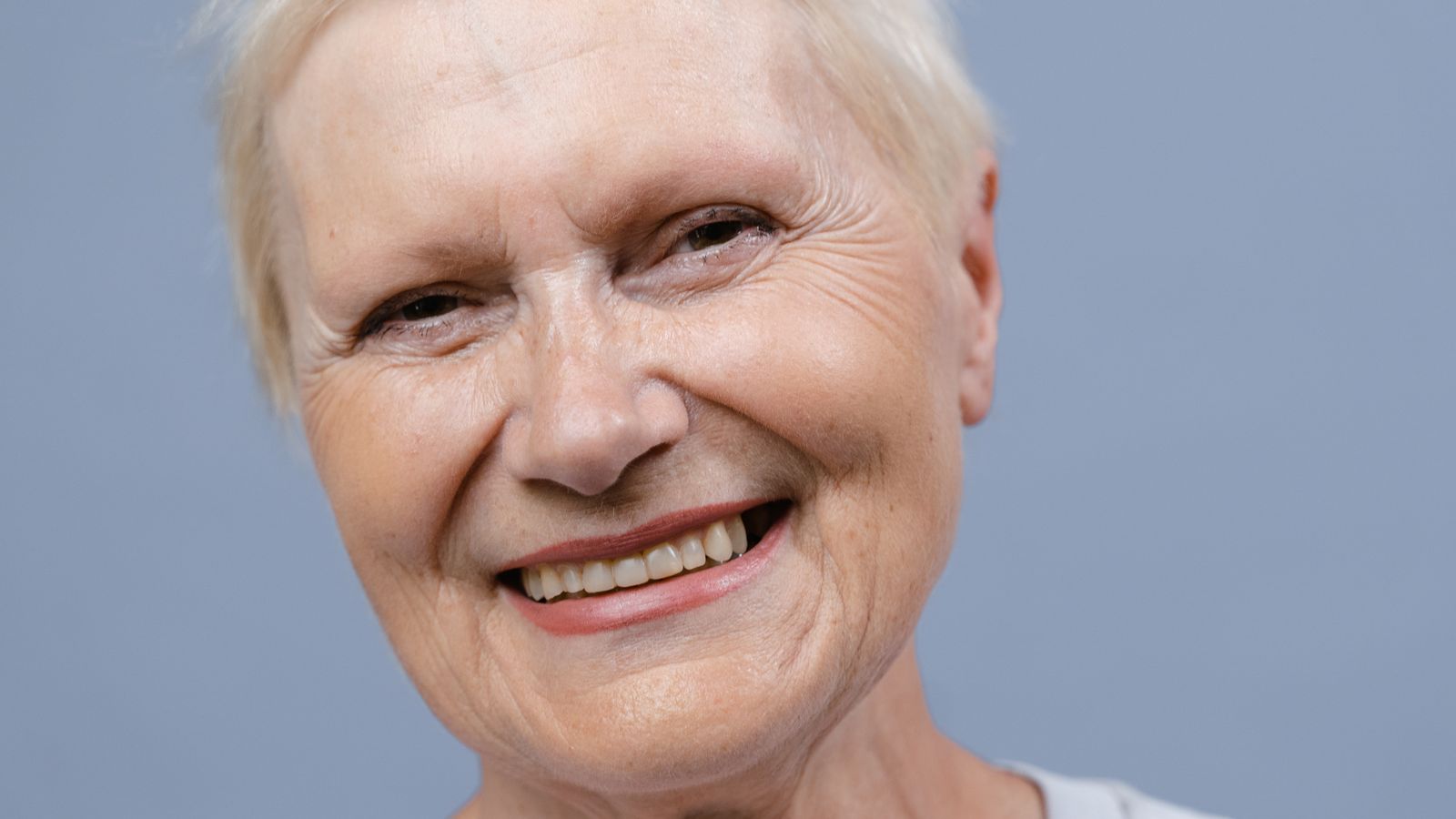 Portrait d'une femme âgée souriante